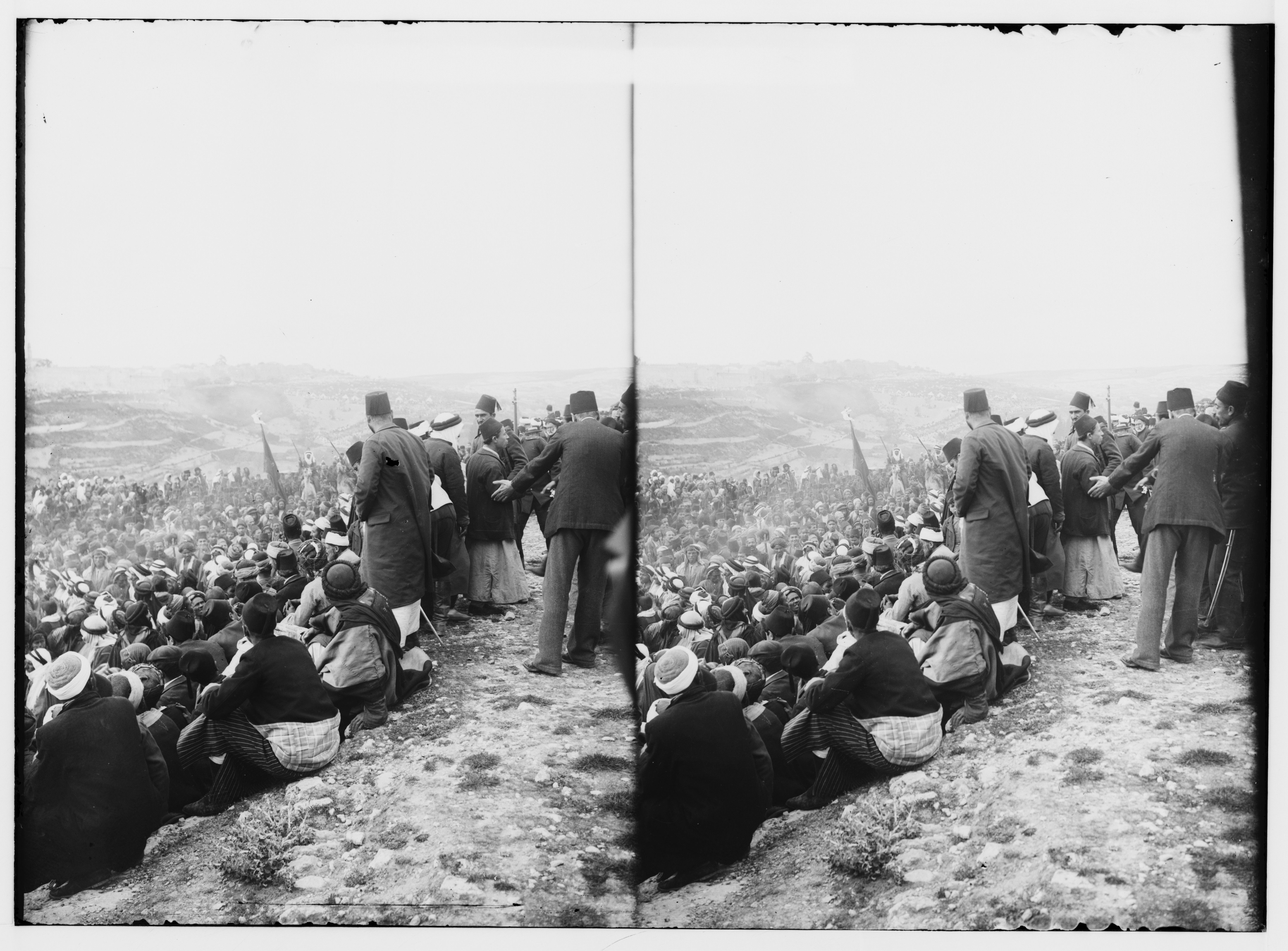 Stereoscopic photograph of a large gathering of people in a field.