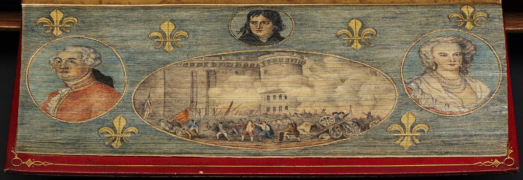 A rectangular banner with four portraits and a central scene of a crowd in front of a building, decorated with fleur-de-lis and a red border.