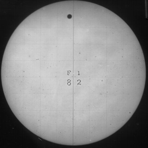 A circular field of view with a grid pattern, a central dot, and the text 'F1' above '82'.